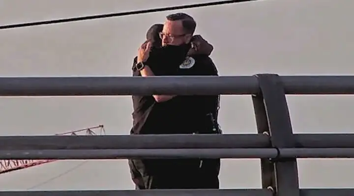 Officer Saves Man on Bridge With Three Powerful Words: and#039;I Love Youand#039;